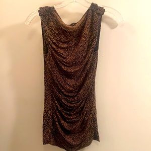 Super cute!! Excellent Condition! Versatile Top